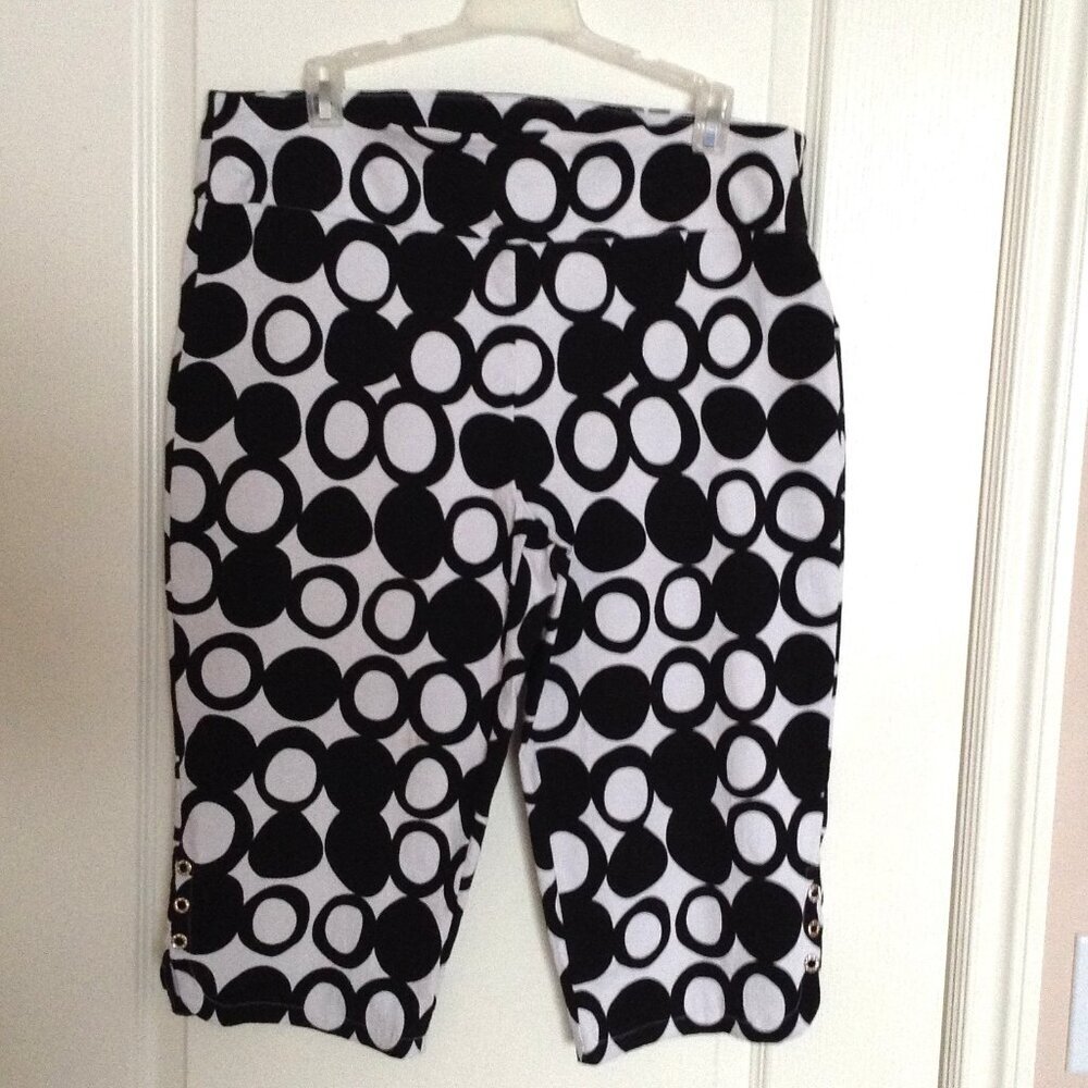 Attyre Women's Capris Pants Size 14 Black White Pull-on Casual Stretchy Comfy